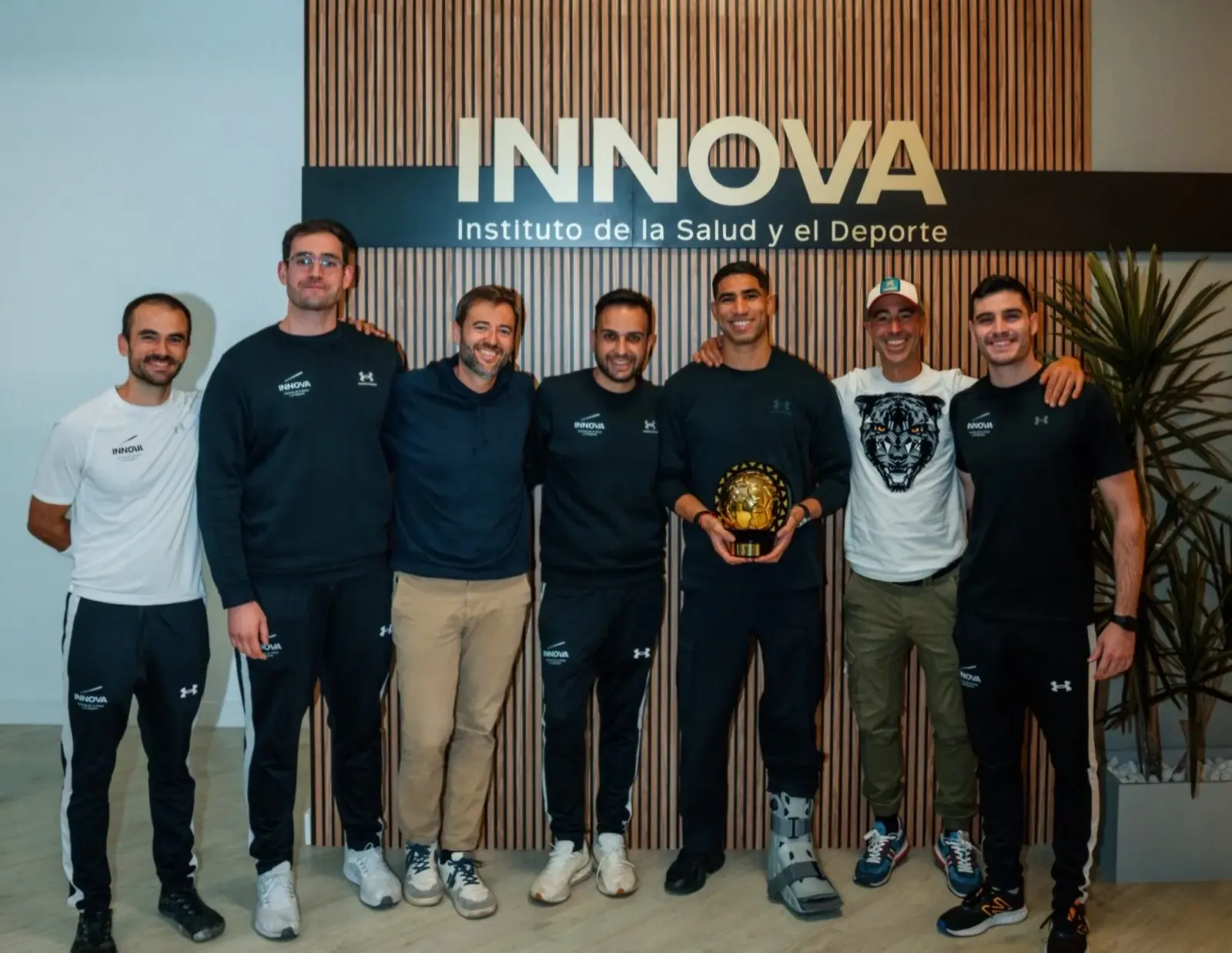 Dr. Carrillo junto al equipo de Innova y Achraf Hakimi